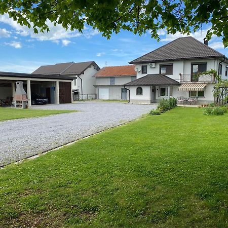 Villa Kuca Za Odmor Tarik Cazin Exterior foto